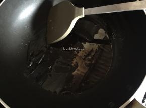 接着热油锅，放入适量食用油加热