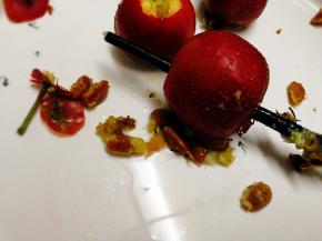 山楂处理方法：去蒂用筷子穿过中间，这样核就会被顶出来