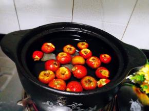 放入清水，冰糖，山楂