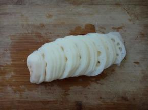 莲藕洗净去皮，切薄片。