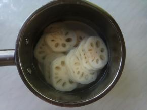 起锅热水焯烫1、2分钟。