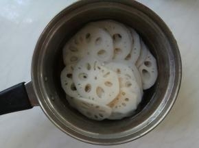 捞出冲过凉白开，再控干水分。