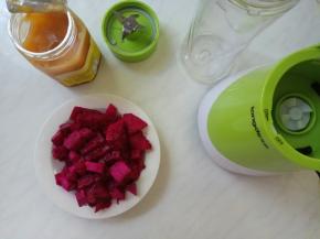 火龙果去皮洗净，切小块。