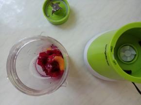 放入料理机，加1勺蜂蜜。