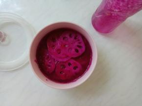 将藕片放入果泥中浸泡。