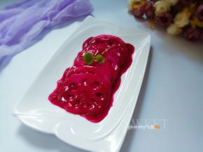 完全浸透火龙果汁的藕片，咬一口，脆脆的甜甜的。