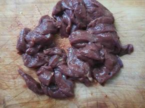 猪肝表面洗净，切成柳叶薄片。