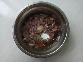 控干水，用辅料上浆抓揉拌匀。