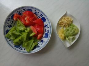 红、尖椒洗净去蒂去筋，切三角块。
姜蒜切末，大葱切葱花。