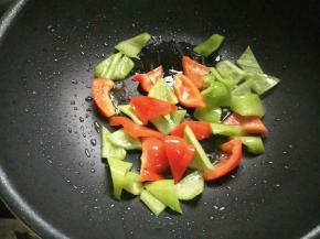 起锅少许油，滑一下蔬菜块，盛出。