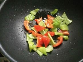 起锅少许油，滑一下蔬菜块，盛出。