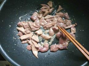 倒少许油，下猪肝快速滑散，变色盛出。