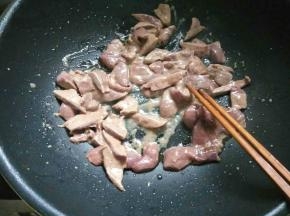 倒少许油，下猪肝快速滑散，变色盛出。