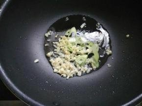 下葱姜蒜爆香。