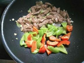 大火，下猪肝快速滑散，加蔬菜块，加盐调味。起锅前倒少许醋，几滴芝麻油裹匀盛盘。