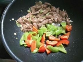 大火，下猪肝快速滑散，加蔬菜块，加盐调味。起锅前倒少许醋，几滴芝麻油裹匀盛盘。