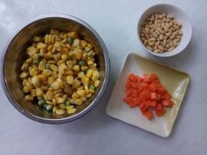 玉米粒剥下来，和豌豆洗净，开水焯烫2分钟，捞出控干水。
胡萝卜洗净去皮切粒。
松仁洗净控干水。