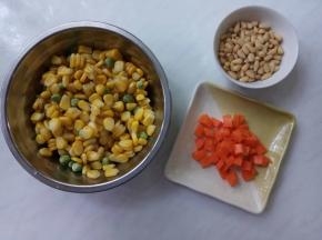 玉米粒剥下来，和豌豆洗净，开水焯烫2分钟，捞出控干水。
胡萝卜洗净去皮切粒。
松仁洗净控干水。