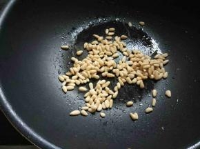 起锅，干煸一会松仁待水分蒸发干，倒少许油，煸出香味后盛出。