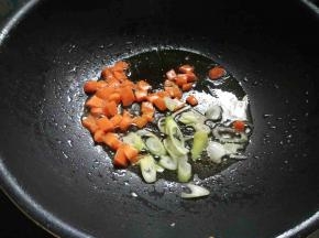 余油下葱花爆香，下胡萝卜翻炒变软。