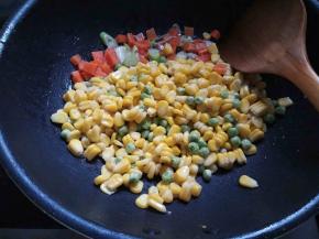 加冰糖融化，下玉米豌豆粒。