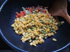 加冰糖融化，下玉米豌豆粒。