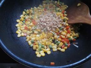 加盐炒匀，最后加松仁。