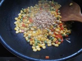 加盐炒匀，最后加松仁。