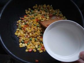 加水淀粉，裹匀芡汁。