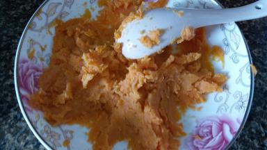 红薯煮熟或者蒸熟，去皮压成泥