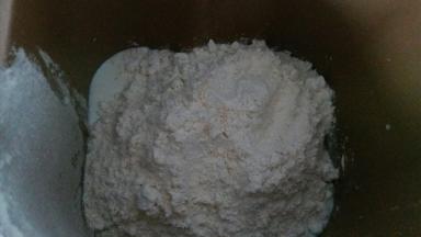 牛奶 鸡蛋液 红薯泥 白糖 盐 高粉 酵母依次依次放入面包机桶内，开启揉面程序