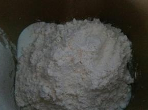 牛奶 鸡蛋液 红薯泥 白糖 盐 高粉 酵母依次依次放入面包机桶内，开启揉面程序