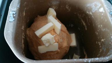 一个程序后加入黄油，再次揉面