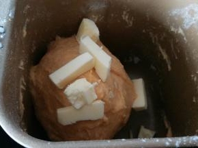 一个程序后加入黄油，再次揉面