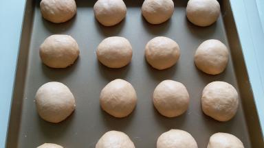 面团均匀的分成16个，放进烤箱，烤箱内放碗热水，进行二次发酵