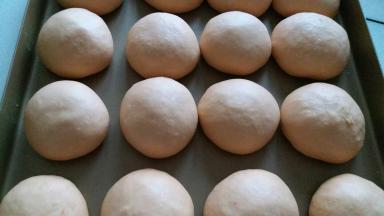 面团再次长大1.5到2倍的样子，二次发酵就好了。从烤箱内取出烤盘，擦干水份，然后160度预热烤箱