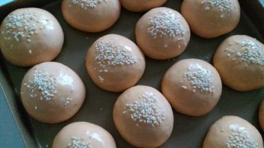 面团表面刷上蛋液，撒上白芝麻。送入烤箱进行烘烤，烤箱温度调至150度