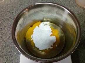 黄油隔水加热成液态，放着备用。鸡蛋和细砂糖或者糖粉放在一起