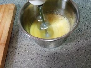 用打蛋器打发，鸡蛋液发白膨胀，体积增大