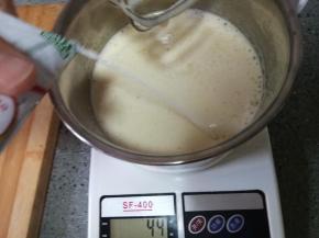 加入牛奶和香草精。牛奶不小心倒多了一点，不过没有影响的。