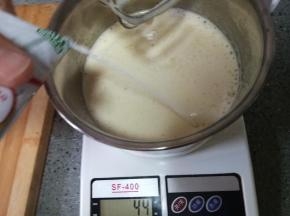加入牛奶和香草精。牛奶不小心倒多了一点，不过没有影响的。