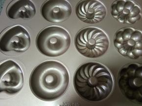 黄油倒完以后粘在碗里的用手指蘸着涂抹一下模具内壁