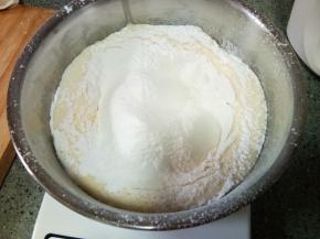 泡打粉和面粉混合过筛加入液体中