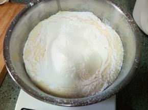 泡打粉和面粉混合过筛加入液体中