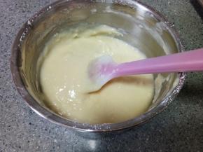 翻拌均匀成无颗粒的细腻面糊