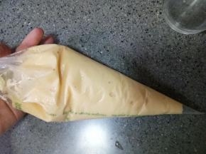 把面糊装入裱花袋里