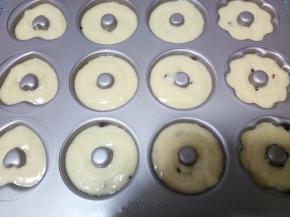 再把剩余的面糊挤入模具中，八九分满即可