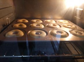 使劲震两下震出气泡，放入160度预热好的烤箱中层烤25分钟