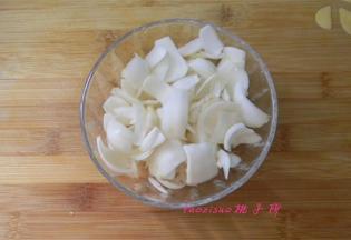 将鲜百合掰成小片，清洗干净控干水份；