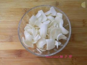 将鲜百合掰成小片，清洗干净控干水份；